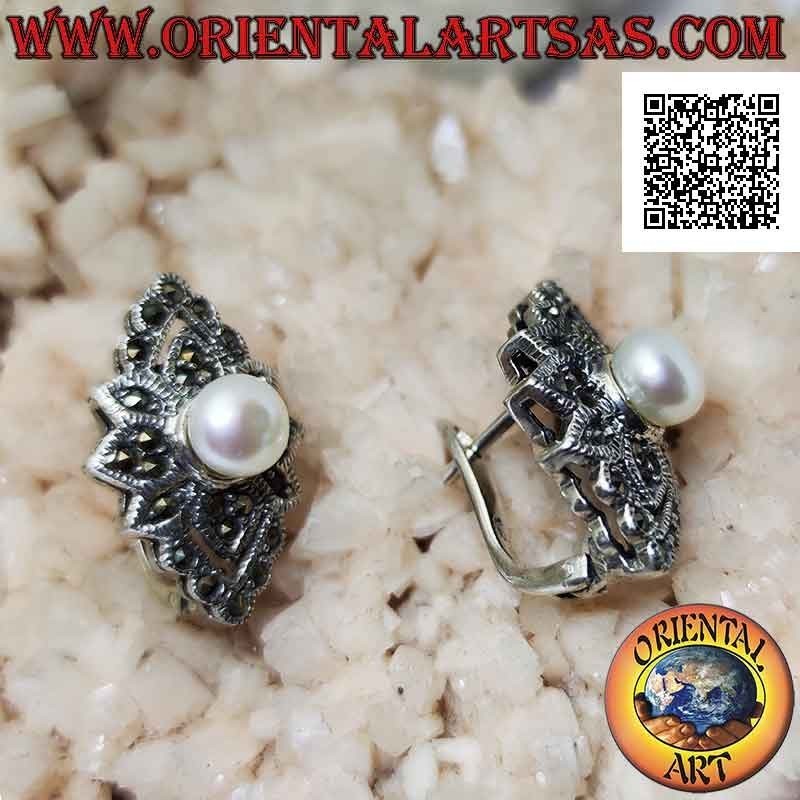 Pendientes rombos de plata con flor central tachonada de marcasita y perla central