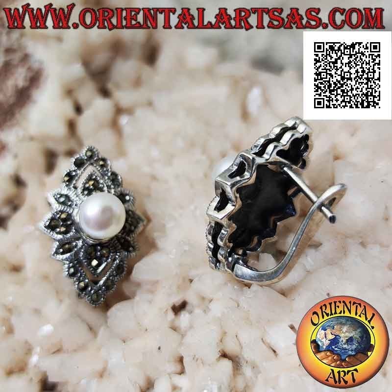Boucles d'oreilles losange en argent avec fleur centrale parsemée de marcassite et perle centrale