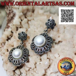 Boucles d'oreilles en argent avec fleur ajourée à six pétales parsemée de marcassite avec perle centrale