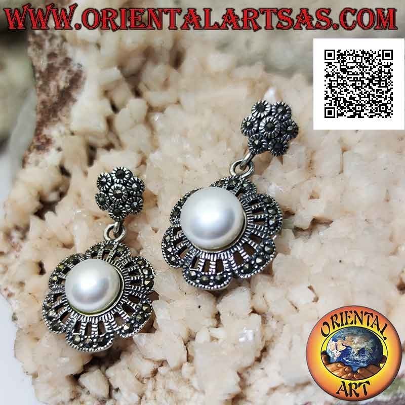 Orecchini in argento a fiore a sei petali traforato tempestato di marcassite con perla centrale