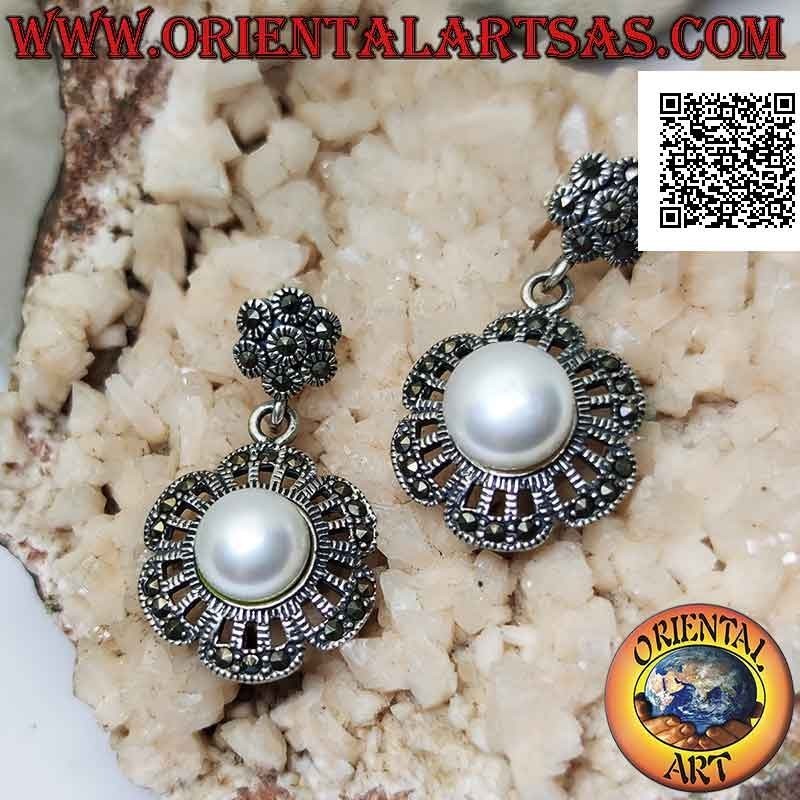 Pendientes de plata con flor calada de seis pétalos tachonados de marcasita con perla central