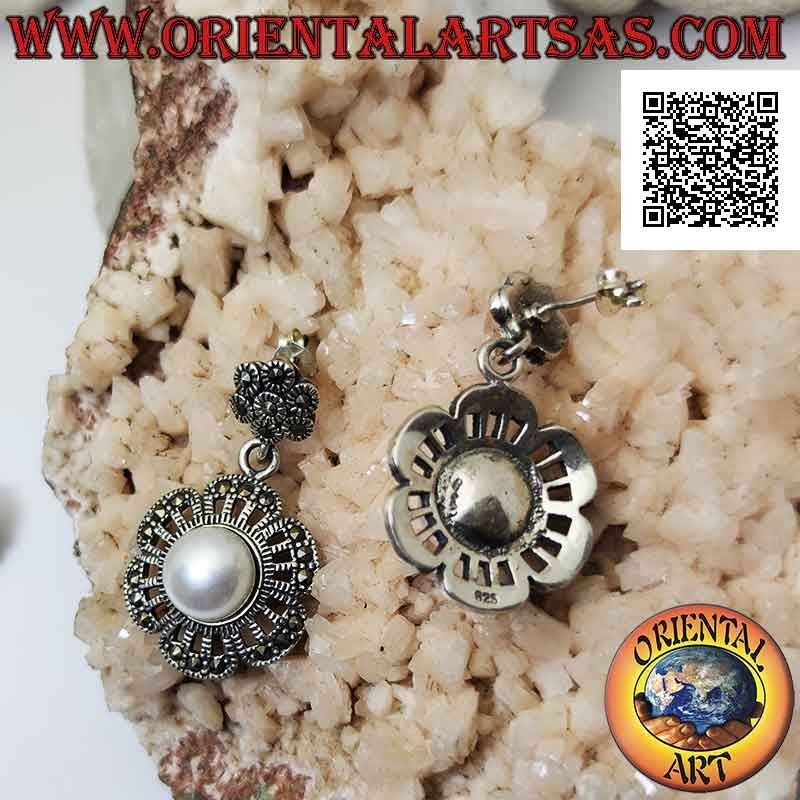 Pendientes de plata con flor calada de seis pétalos tachonados de marcasita con perla central