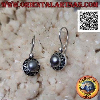 Orecchini in argento a monachella con perla grigia su montatura tonda traforata da linea a zig zag