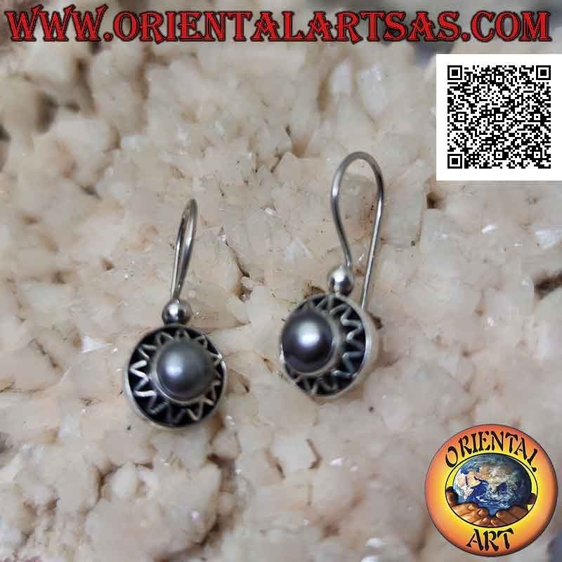 Orecchini in argento a monachella con perla grigia su montatura tonda traforata da linea a zig zag