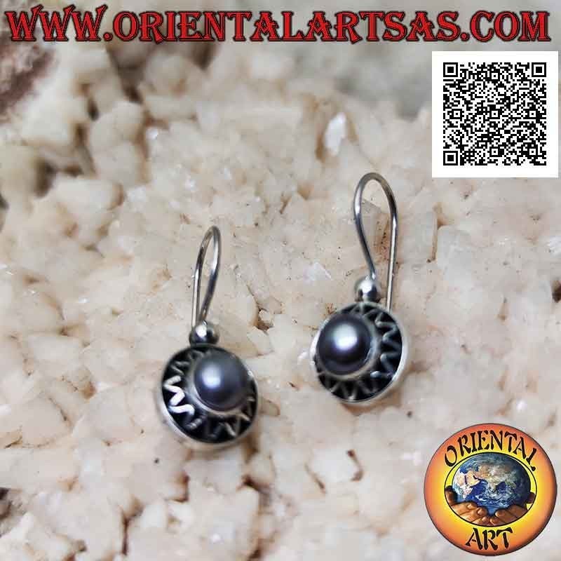 Orecchini in argento a monachella con perla grigia su montatura tonda traforata da linea a zig zag