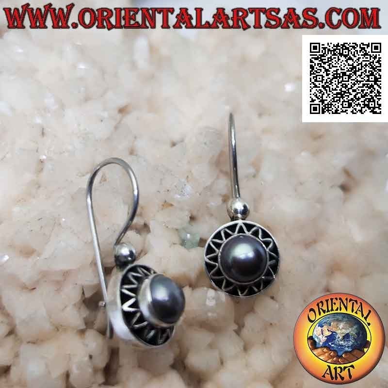 Boucles d'oreilles à levier en argent avec perle grise sur une monture ronde ajourée avec une ligne en zigzag