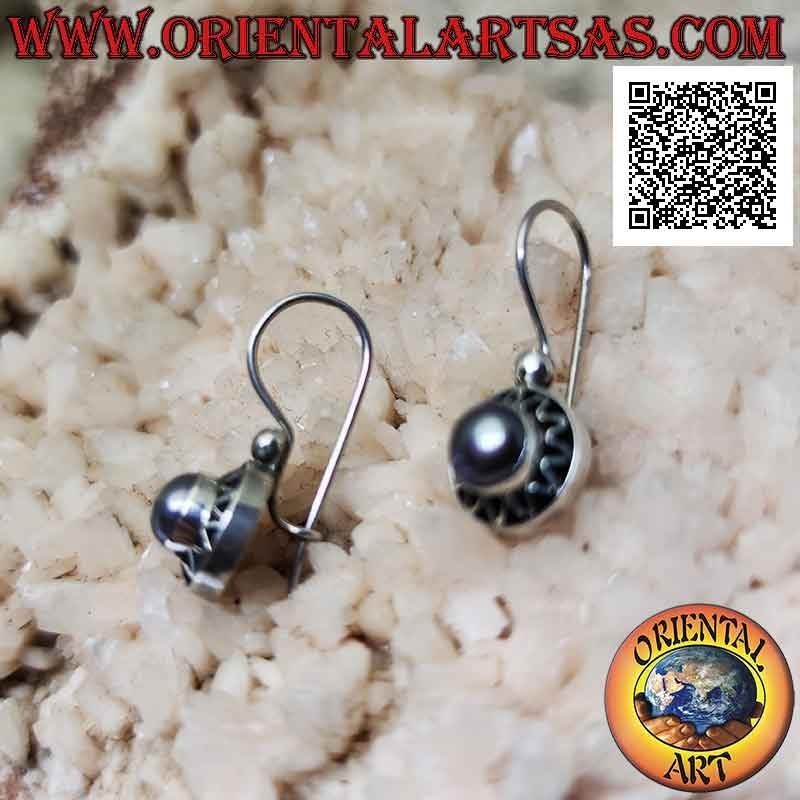 Boucles d'oreilles à levier en argent avec perle grise sur une monture ronde ajourée avec une ligne en zigzag