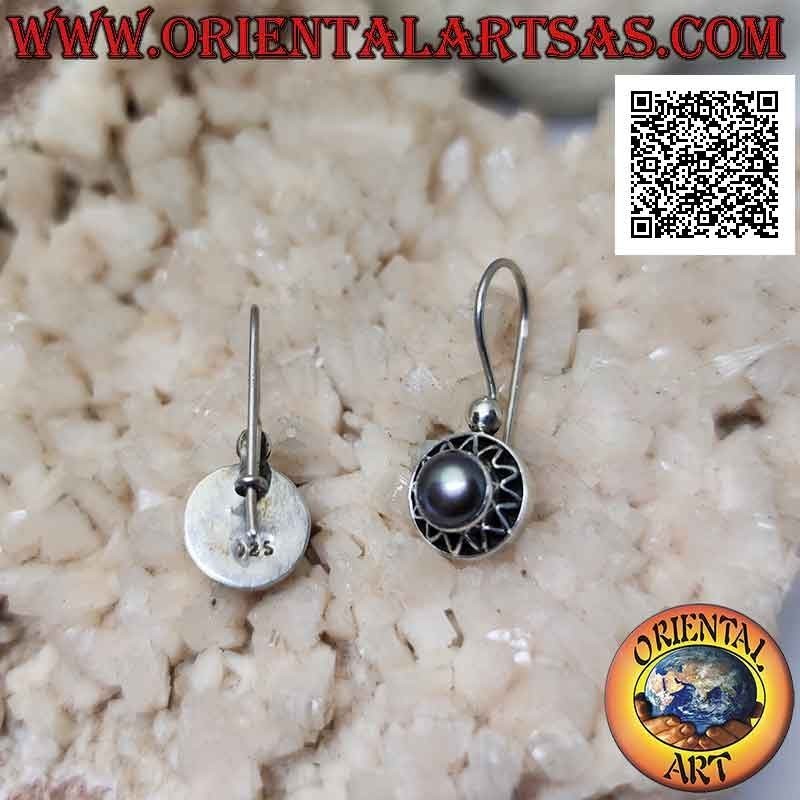 Orecchini in argento a monachella con perla grigia su montatura tonda traforata da linea a zig zag