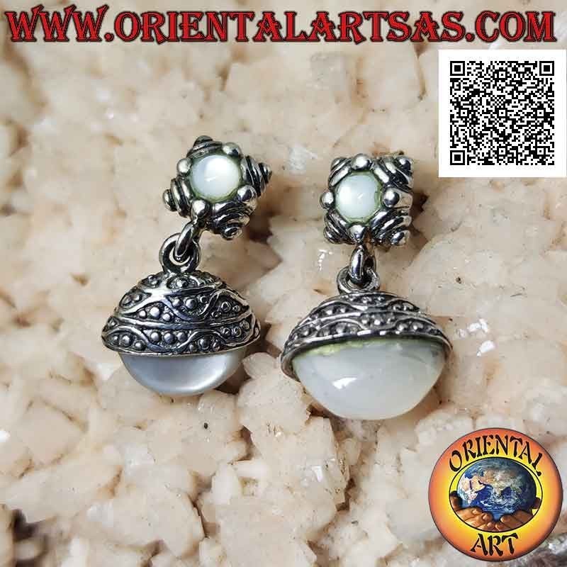 Boucles d'oreilles lobe en argent avec nacre ovale sphérique dans le capuchon avec pendentif gravures ethniques
