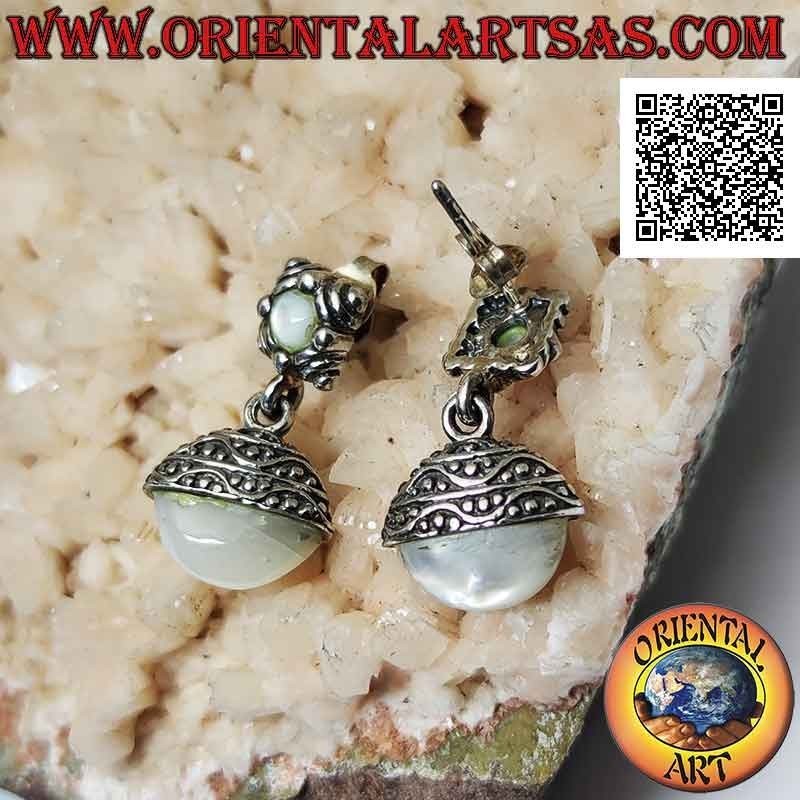 Pendientes lóbulos de plata con nácar esférico ovalado en el capuchón con colgante grabados étnicos