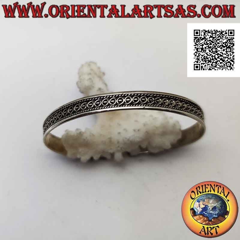 Bracelet rigide en argent 925 ‰ avec un trait dans les cercles entre entrelacs en bas-relief