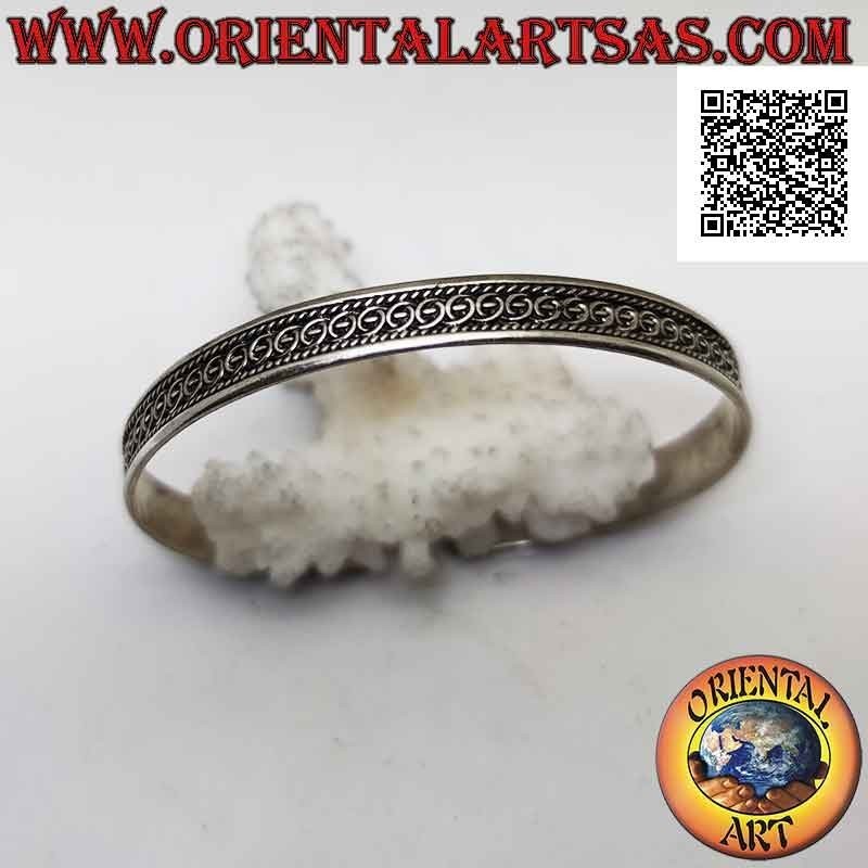 Bracciale rigido in argento 925‰ con linea nei cerchi tra intrecci in bassorilievo