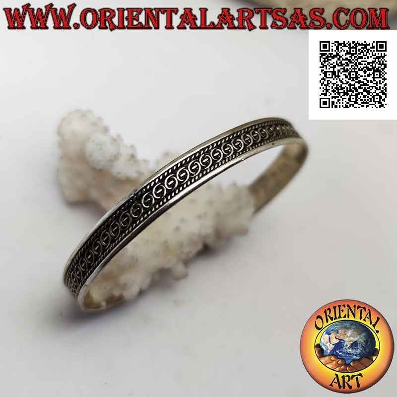 Starres Armband in 925 ‰ Silber mit einer Linie in den Kreisen zwischen Flechtwerk im Flachrelief
