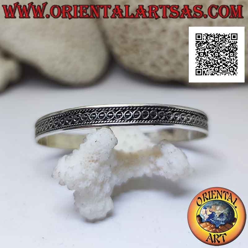 Bracciale rigido in argento 925‰ con linea nei cerchi tra intrecci in bassorilievo
