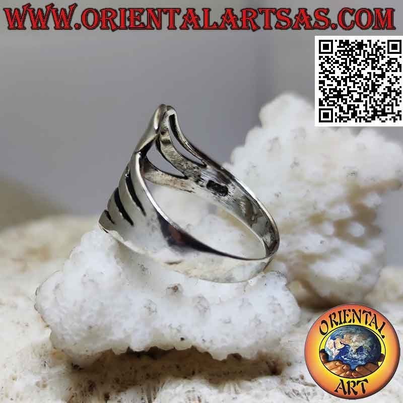 Anello in argento liscio con tris di linee avvolgenti a formare trafori