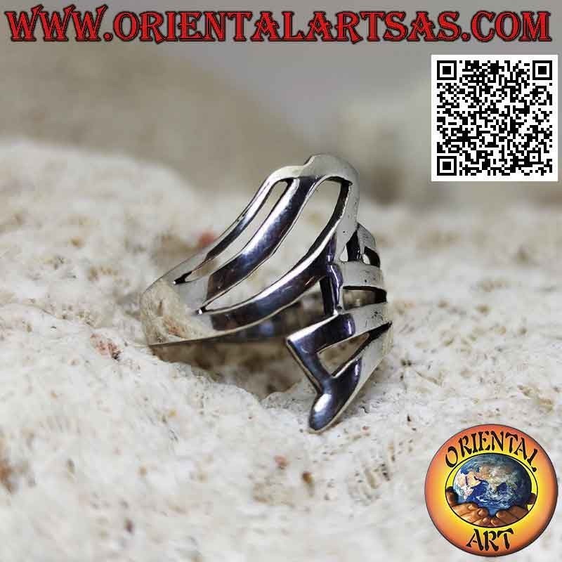 Anello in argento liscio con tris di linee avvolgenti a formare trafori