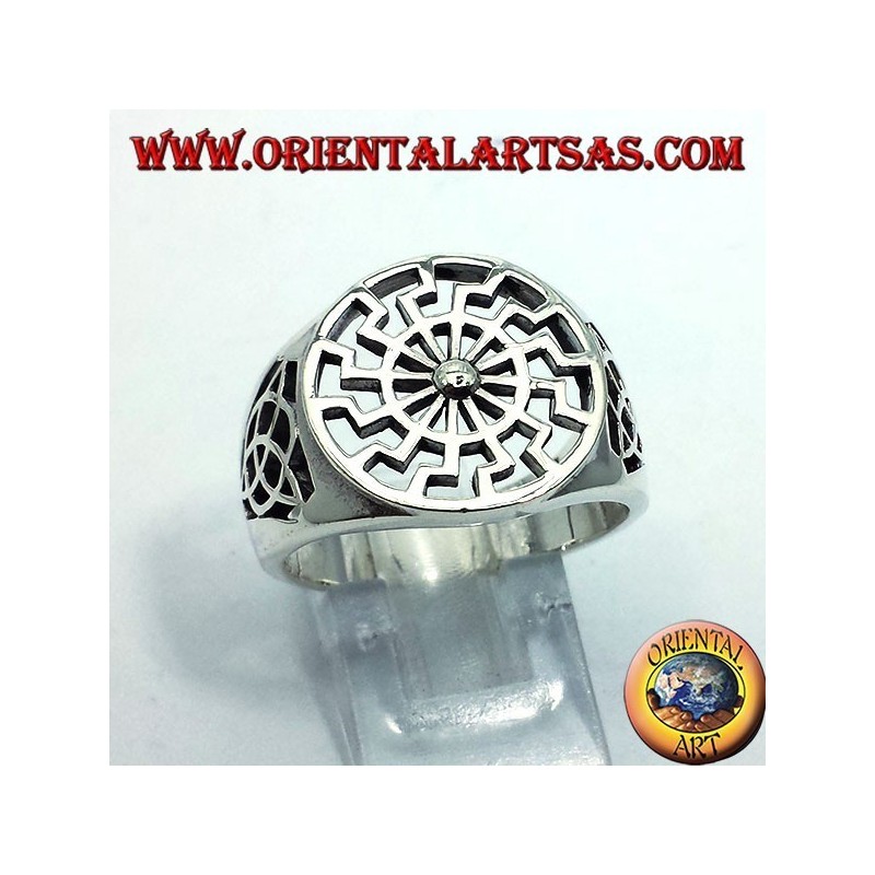 Bague en argent massif 925 con le symbole du Soleil Noir au centre et des nœuds celtiques de Tyrone ajourés sur le pourtour.