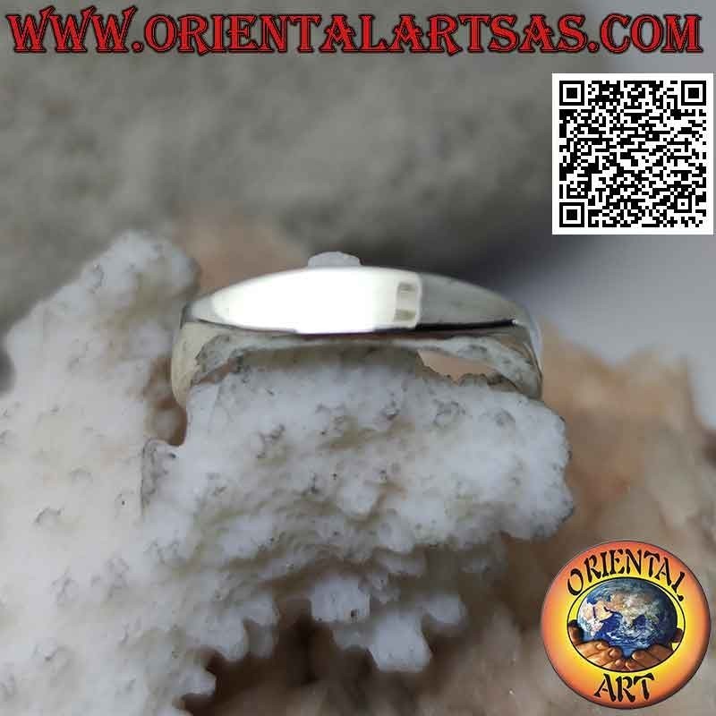 Anillo plateado liso aplanado en la parte delantera con un óvalo estrecho alargado