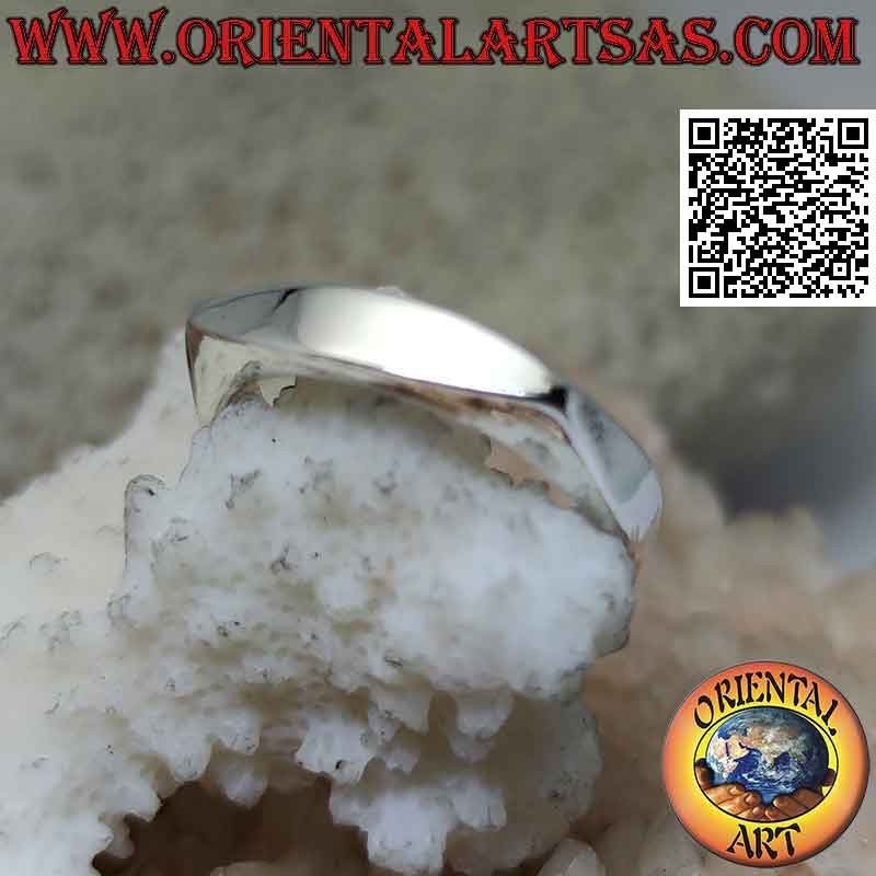 Anello in argento liscio schiacciato sul davanti a ovale stretto allungato