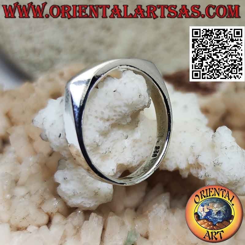 Anillo plateado liso aplanado en la parte delantera con un óvalo estrecho alargado