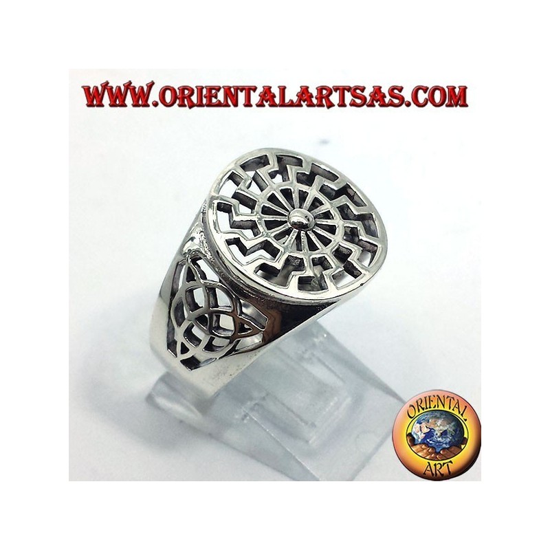 Bague en argent soleil noir avec nœud tyrone