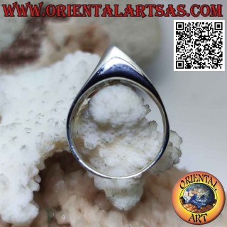 Bague en argent lisse avec une pointe saillante d'un côté arrondie et de l'autre concave