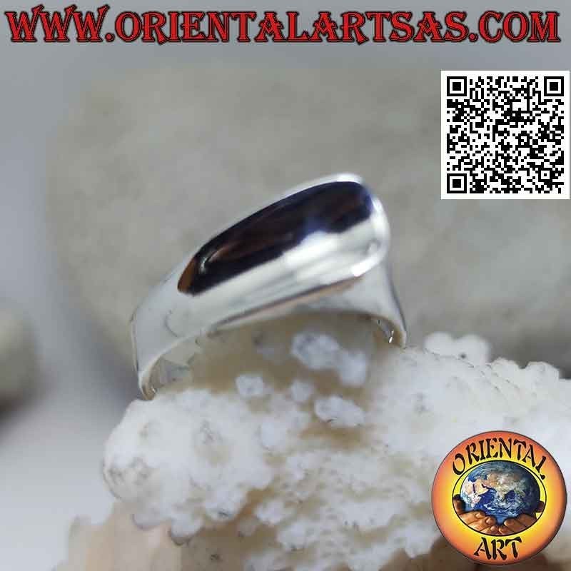 Anillo de plata lisa con una punta que sobresale en un lado redondeada y en el otro cóncava