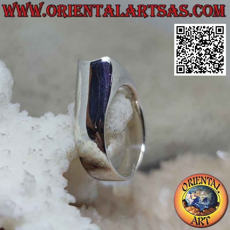 Anello in argento liscio a punta sporgente da un lato bombata e dall'altro concava