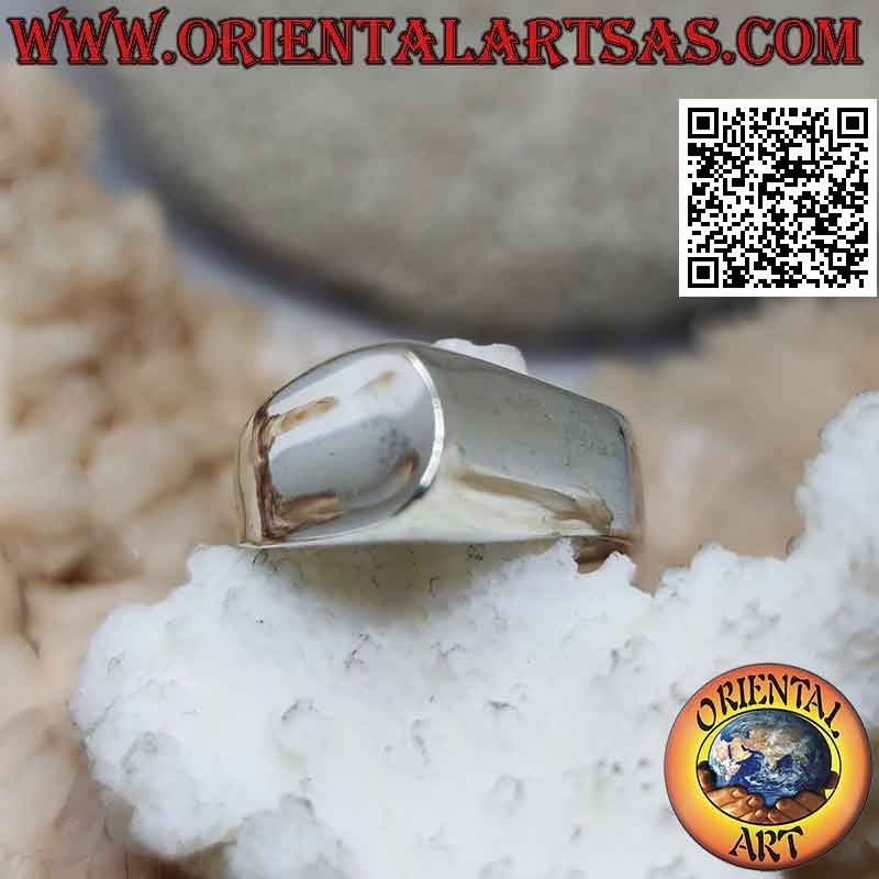 Bague en argent lisse avec une pointe saillante d'un côté arrondie et de l'autre concave