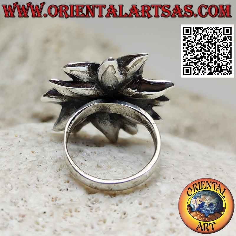 Bague en argent en forme de grande fleur de lotus