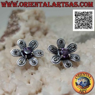 Aretes de seis pétalos con lóbulos en forma de flor en plata con incrustaciones de marcasita y circonita amatista central