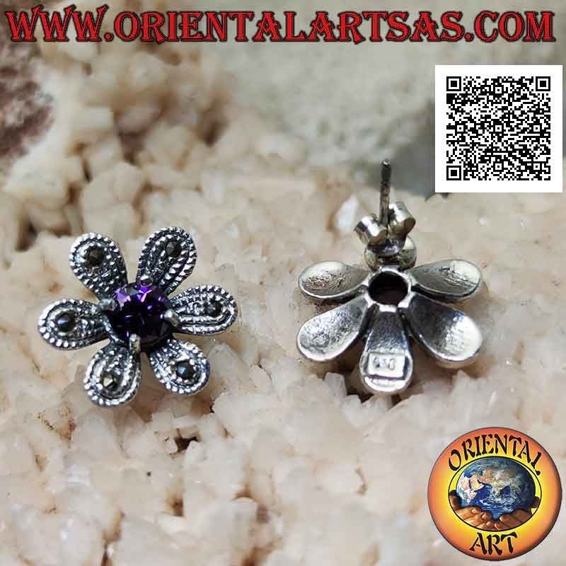Sechsblättrige, blütenförmige Ohrstecker aus Silber, besetzt mit Markasit und zentralem Amethyst-Zirkon