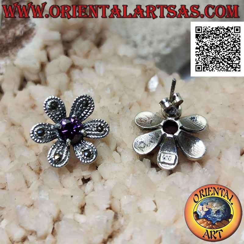 Sechsblättrige, blütenförmige Ohrstecker aus Silber, besetzt mit Markasit und zentralem Amethyst-Zirkon