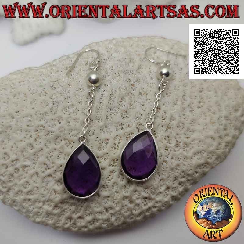 Silberne Hebelohrringe mit facettierten Tropfen aus synthetischem Amethyst, umgeben von einem glatten Rand