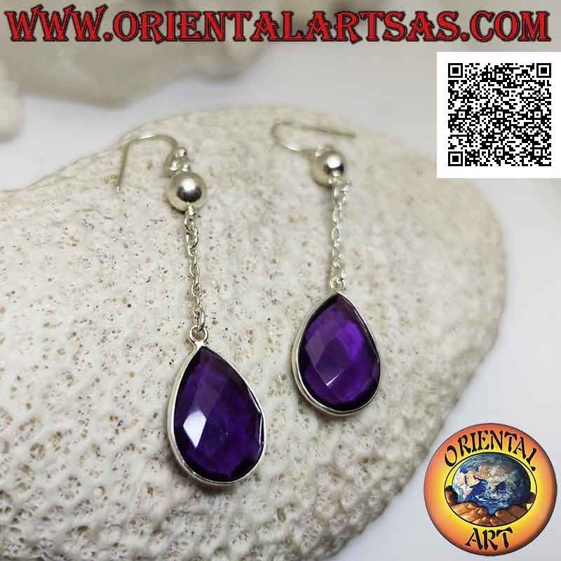 Silberne Hebelohrringe mit facettierten Tropfen aus synthetischem Amethyst, umgeben von einem glatten Rand