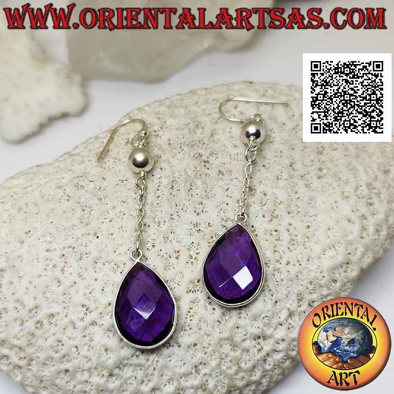 Silberne Hebelohrringe mit facettierten Tropfen aus synthetischem Amethyst, umgeben von einem glatten Rand