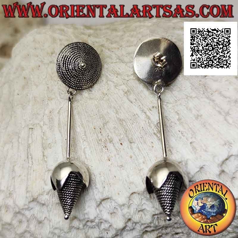 Orecchini in argento con intreccio a spirale sul lobo e fiore pendente (realizzato a mano)