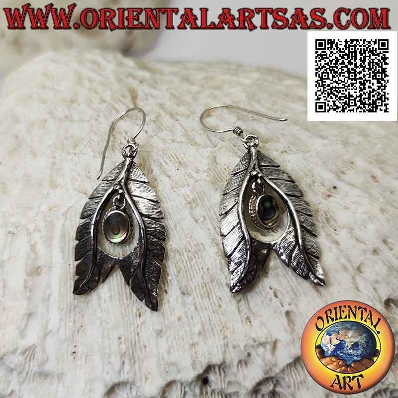 Boucles d'oreilles à levier en argent avec coquille de paua ovale (ormeau) suspendue entre une paire de feuilles en forme