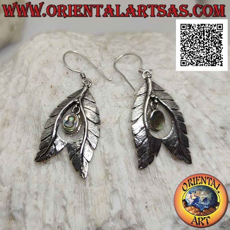 Pendientes de palanca de plata con concha de paua ovalada (abulón) colgando entre un par de hojas con forma