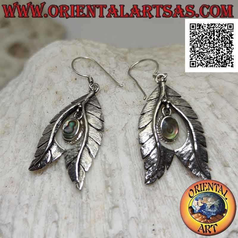 Boucles d'oreilles à levier en argent avec coquille de paua ovale (ormeau) suspendue entre une paire de feuilles en forme