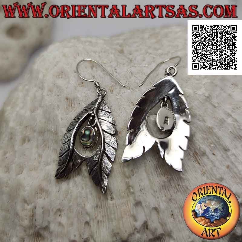 Pendientes de palanca de plata con concha de paua ovalada (abulón) colgando entre un par de hojas con forma