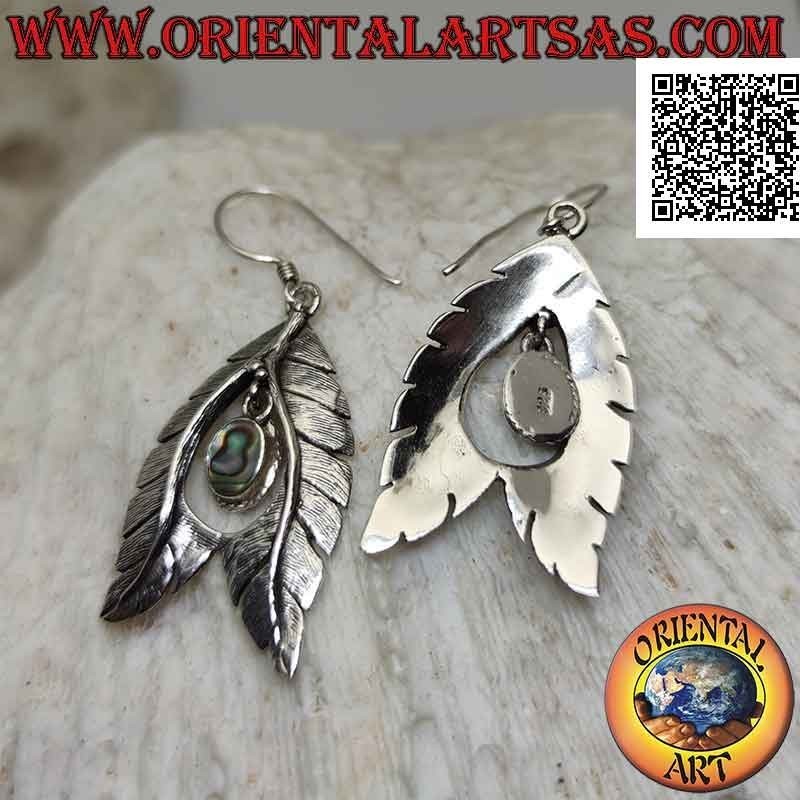 Boucles d'oreilles à levier en argent avec coquille de paua ovale (ormeau) suspendue entre une paire de feuilles en forme