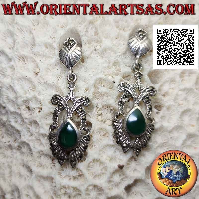 Pendientes de plata con ágata verde en forma de lágrima en engaste perforado con marcasita y concha de lóbulo