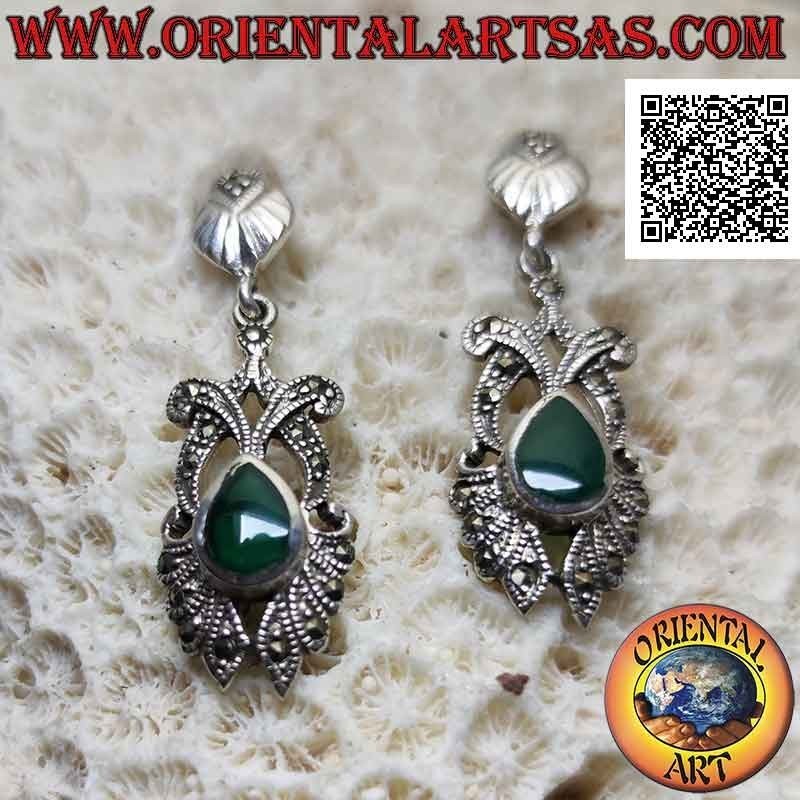 Orecchini in argento con agata verde a goccia su montatura traforata tempestata di marcassite e conchiglia a lobo