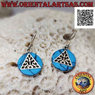 Orecchini in argento a monachella con decoro triangolare traforato su disco di pasta di turchese