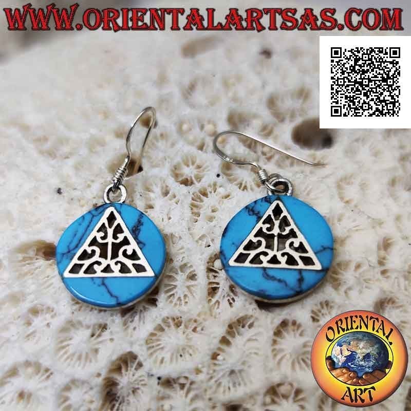 Orecchini in argento a monachella con decoro triangolare traforato su disco di pasta di turchese