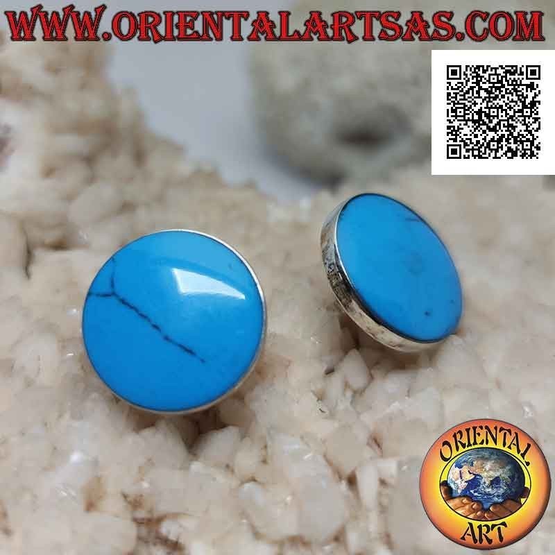 Pendientes de plata desde el lóbulo hasta el botón en pasta turquesa con un borde fino y liso