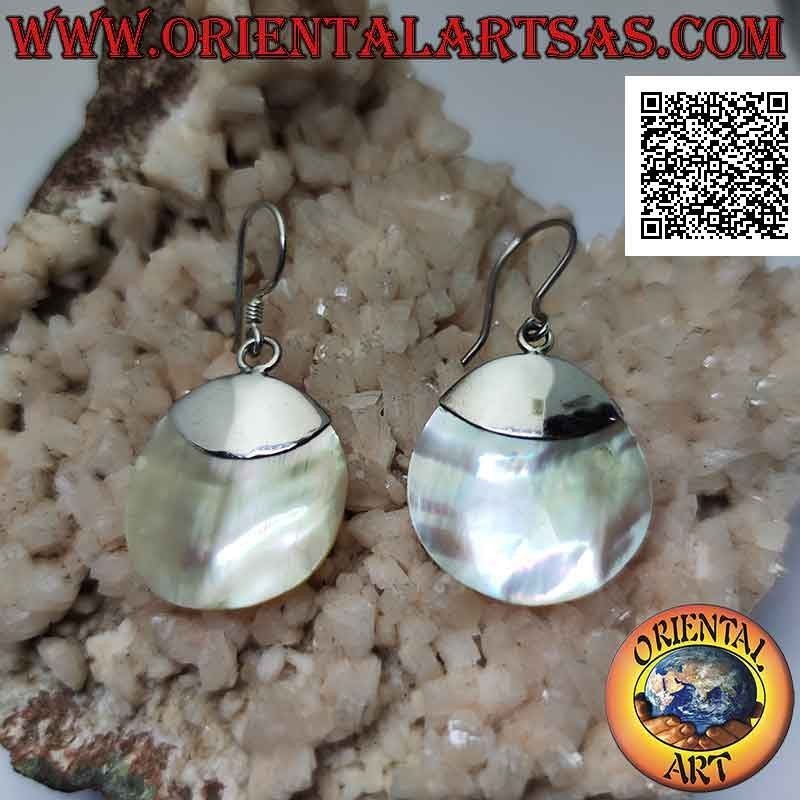 Boucles d'oreilles à levier en argent avec disque de nacre attaché à une plaque lisse