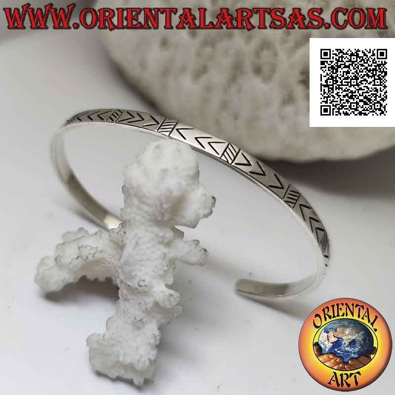 Bracelet rigide en argent 925 ‰ avec pointes de flèches incisées et alternées et lignes obliques