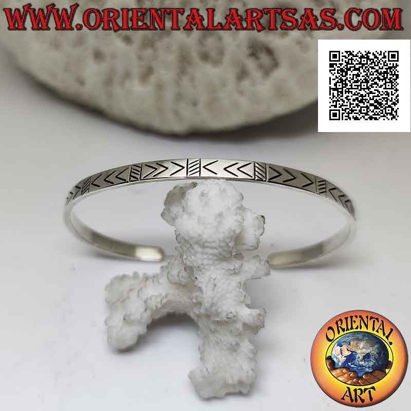 Bracciale rigido in argento 925‰ con punte di frecce e linee oblique incise e alternate